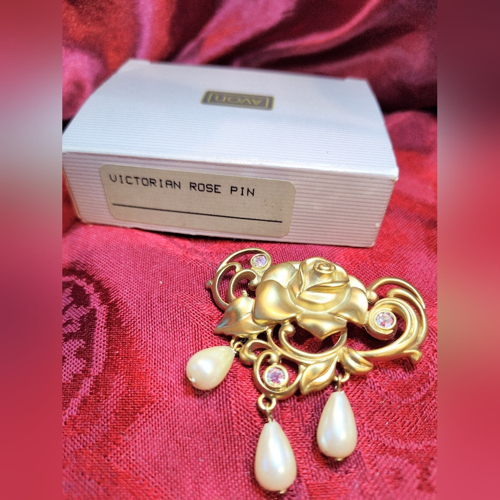 Vintage New Avon Matte Gold Tone Rose Brooch w/Dangling Pearl Drops & AB Stones - Picture 5 of 6